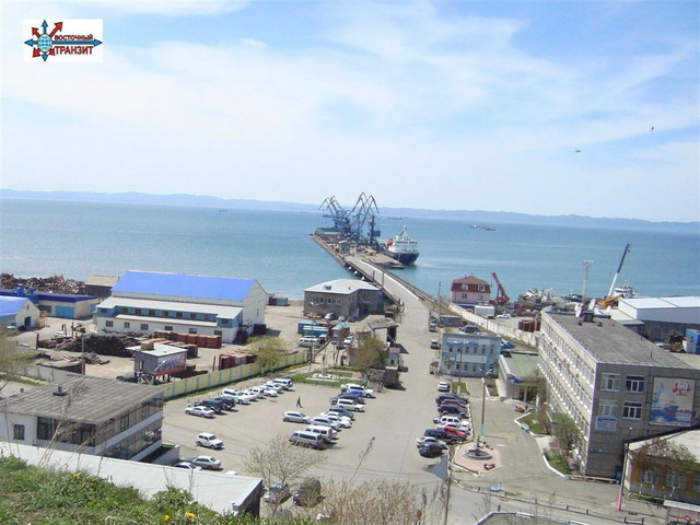Выгрузка в порту Корсаков морского коннтейнеровоза из Владивостока